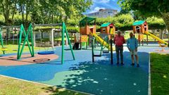El alcalde Manuel Varela (a la izquierda) y el concejal de Parques e Xard�ns, Diego Otero, en el �rea de juegos del parque Elo�sa Rivadulla tras las obras de acondicionamiento