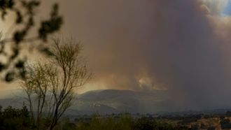 Columna de humo producida por el incendio que se manten�a activo en la localidad madrile�a de Pelayos de la Presa el viernes