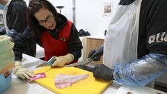 En la imagen, Roc�o Soto ense�a a filetear pescado a Pepe en el curso de auxiliar de pescader�a organizado por Asfedro