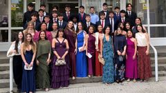 Alumnos de 2.� de bachillerato del IES Puga Ram�n, en la puerta del centro el d�a de su graduaci�n