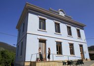 Antiguo escolar de Mera de Arriba, reconvertido en albergue, ahora cerrado