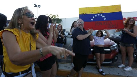 Venezolanos festejando el arresto de Nicol�s Maduro y de su esposa