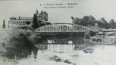 Fotografa del puente de hierro a principios del siglo XX. El nuevo puente deber tener un aspecto similar