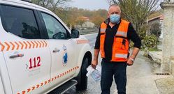 Protecci�n Civil se encarga de llevar los deberes a los ni�os en cuarentena