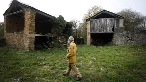 Gerardo Paro de Vera paseando junto a los edificios anexos que algún día serán viviendas