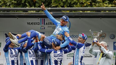 Ra�l Alarc�n, levantado por sus compa�eros de equipo tras ganar la Vuelta a Asturias
