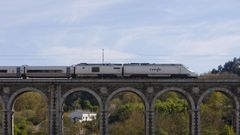 Un Alvia de Lugo a Madrid saliendo este lunes 6 de abril por el viaducto de A Chanca