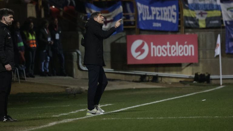 Antonio Hidalgo dando indicaciones durante el encuentro entre la Cultural Leonesa y el Deportivo