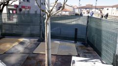 La plaza, con el puente al fondo, ayer tras la paralizaci�n de los trabajos.