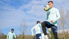 Luismi controla un bal�n en El Requex�n