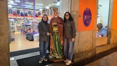 Mara y Nuria, junto al tradicional buzn real.