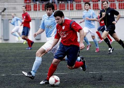 No� conduce el bal�n en un partido de la SD Chantada en el campo de O Sango�edo. 