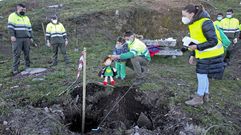 Una de las alumnas de Dalila, con la mascota Sof�a Peregrina, junto al hoyo para plantar un �rbol en Mogor