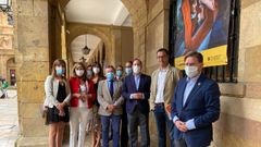 Alfredo Canteli, con mascarilla, en primer plano, durante la inauguraci�n de la exposici�n de PhotoEspa�a