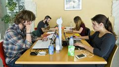 La galer�a de Humanidades, la m�s desconocida. Hasta los profesores del campus reconocen que este espacio, ubicado en el primero piso de Humanidades, es una sala de estudios relativamente desconocida en el campus. Abre de 8.30 a 21.23. En la foto, Andr�s Rodr�guez, V�ctor Novo, Rosa D�az y Florencia S�nchez preparando sus ex�menes.