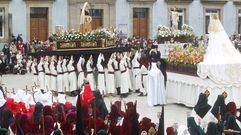 Momento cumbre del encuentro de los tres pasos en la plaza de la Constituci�n.