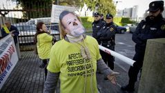 Afectados por las preferentes esperan la llegada de la ministra de Fomento en A Coru�a