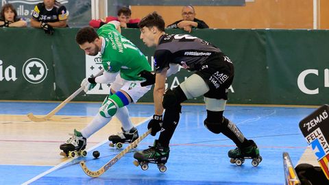 Nuno Paiva disparando ante la defensa de un jugador del Calafell