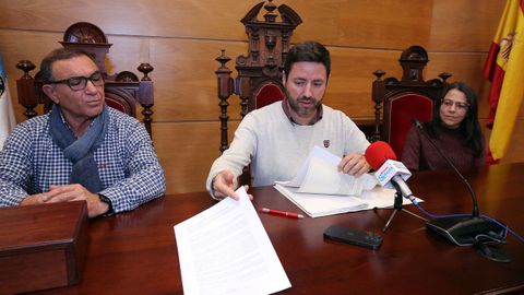 El alcalde de Cambados, Samuel Lago, mostr hoy en rueda de prensa las peticiones de reunin a la conselleira