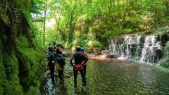 Participantes en una jornada de iniciaci�n al barranquismo en el r�o Ferreiri�o organizada por el geoparque Monta�as do Courel