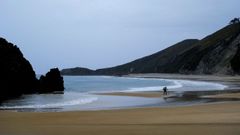 La playa de San Antol�n, en Llanes, Asturias