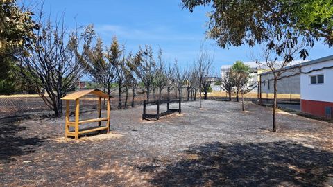 El fuego afectó al recinto del parque infantil del colegio y quemó alguno de los juegos