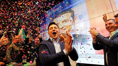 El actor y humorista Volod�mir Zelenski celebra los resultados con miembros de su partido