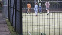Imagen de archivo de un campo de f�tbol junto a una zona infantil 