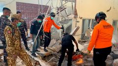 Equipos de rescate buscan posibles v�ctimas entre los escombros de un edificio en la isla indonesia de Flores.