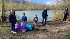 Varios ni�os participaron tambi�n en la limpieza