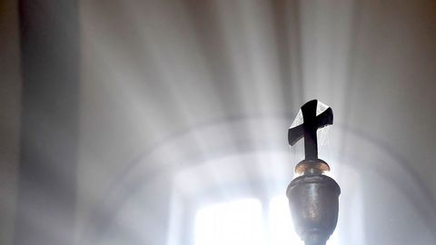 La luz del da ilumina un crucifijo en la iglesia de San Jorge en Pomaz (Hungra) 