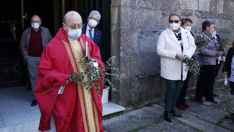 Bendici�n de ramos en el atrio de la iglesia de A Pobra do De�n