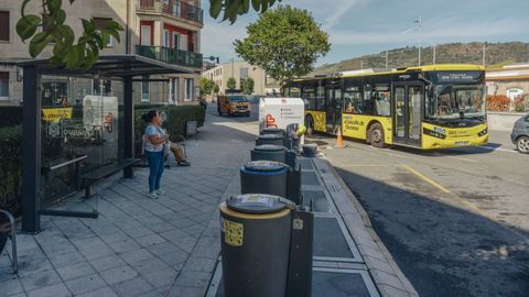 La parada de bus est situada ahora del otro lado de la locomotora frente a los contenedores de basura.