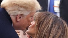 Trump besa a su esposa Melania durante la recepci�n de Pascua en la Casa Blanca
