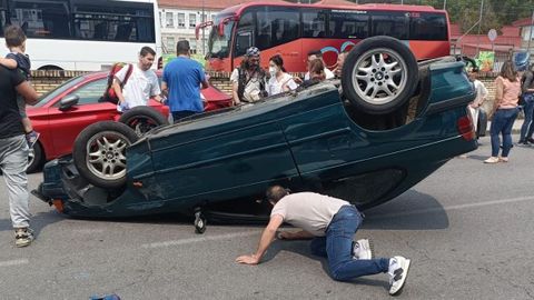 Pese a lo aparatoso del accidente en Ribadavia, no hubo heridos.