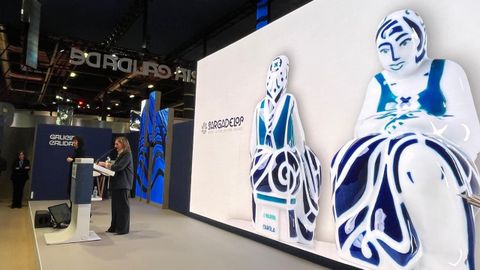 Roc�o L�pez, al fondo, en la presentaci�n de la figura de Sargadelos de homenaje a las  canouras 