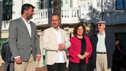 El consejero de Ordenaci�n de Territorio, Urbanismo, Vivienda y Derechos Ciudadanos, Ovidio Zapico, y la viceconsejera de Derechos Ciudadanos, Beatriz Gonz�lez, con los asistentes al congreso.