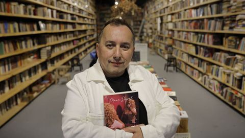 Manuel Díaz, el hombre tras Muna Duval, presenta su libro «¡Esta es mi historia!»