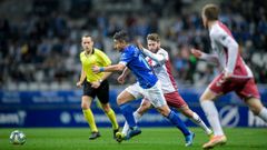 Jon Erice persigue a Sa�l Berj�n durante el Real Oviedo-Albacete