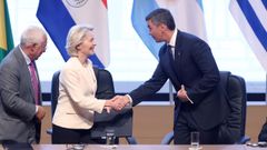 La presidenta de la Comisi&oacute;n Europea, Ursula von der Leyen y el presidente de Paraguay, Santiago Pe&ntilde;a, se saludan en la ceremonia de la firma del acuerdo de libre comercio entre la Uni&oacute;n Europea (UE) y los pa&iacute;ses del Mercosur, en Asunci&oacute;n (Paraguay). 