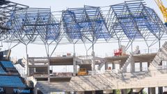 Instalaci�n de la malla de la grada de Gol de Bala�dos