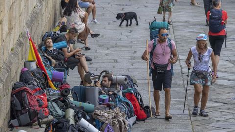 Mochilas apiladas en la plaza da Quintana.