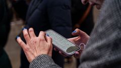 Una persona consultando su tel�fono m�vil en la calle, en una imagen de archivo