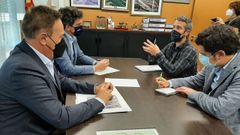 Reuni�n de Arroxo con Javier Arias para hablar de una parada de bus en O Carqueixo