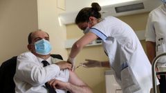 El primer ministro, Jean Castex, de 55 a�os, recibiendo la primera dosis de AstraZeneca