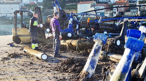 Imagen de la retirada de las granjas de salmones