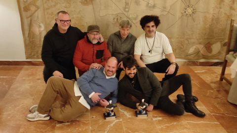 Los dos premiados, sentados, Iñaki Bellas (izquierda) y Brais Lorenzo, y otros fotógrafos, el sábado en la gala en el Torrente