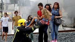 En la imagen, Abel Rivas, con una de las ni�as que rescat� del tren.