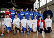 El equipo infantil del Teucro con su entrenador, Juan Noya.