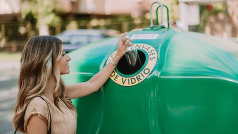 Una mujer reciclando v�deo